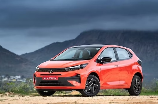 या कारची Creative S डिझेल व्हेरिएंट 9.32 लाख रुपयांत सनरूफसह येते आणि ही सर्वात स्वस्त डिझेल इंजिनसह येणारी सनरूफ कार आहे. प्रीमियम इंटीरियर, चांगला स्पेस आणि मल्टीपल इंजिन चॉइससह Altroz फॅमिली वापरासाठी बेस्ट आहे. मजबूत बिल्ड आणि फीचर्स या कारला 10 लाख रुपयांच्या आतची टॉप कंटेंडर बनवते.