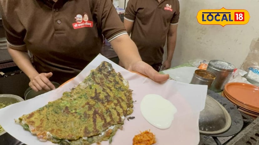 पारंपरिक थालीपीठ खाऊन कंटाळा आला असेल, तर आता त्याला पिझ्झाचा ट्विस्ट देणारा भन्नाट पर्याय कर्वेनगरमध्ये उपलब्ध झाला आहे. पुण्यातील कर्वेनगर भागातील श्री स्वामी समर्थ स्नॅक्स सेंटर येथे पिझ्झा थालीपीठ आणि चीज थालीपीठ या अनोख्या फ्युजन पदार्थांनी सध्या तरुणाईची मनं जिंकली आहेत. हेल्दी आणि रुचकर चव यांचा संगम असलेला हा पदार्थ कमी किमतीत उपलब्ध असल्याने विद्यार्थ्यांची येथे मोठी गर्दी होत आहे. पारंपरिक थालीपीठ खाऊन कंटाळा आला असेल, तर आता त्याला पिझ्झाचा ट्विस्ट देणारा भन्नाट पर्याय कर्वेनगरमध्ये उपलब्ध झाला आहे. पुण्यातील कर्वेनगर भागातील श्री स्वामी समर्थ स्नॅक्स सेंटर येथे पिझ्झा थालीपीठ आणि चीज थालीपीठ या अनोख्या फ्युजन पदार्थांनी सध्या तरुणाईची मनं जिंकली आहेत. हेल्दी आणि रुचकर चव यांचा संगम असलेला हा पदार्थ कमी किमतीत उपलब्ध असल्याने विद्यार्थ्यांची येथे मोठी गर्दी होत आहे.