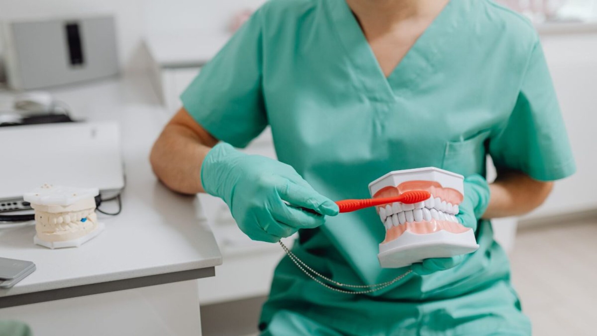 Dental Hygiene : दिवसातून किती वेळा दात घासावेत ? झोपण्यापूर्वी दात घासणं का महत्त्वाचं ? जाणून घ्या दातांच्या आरोग्याचा आणि हृदयरोगाचा संंबंध