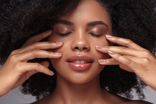 Skincare : वयाच्या प्रत्येक टप्प्यावर घ्या त्वचेची काळजी, त्वचेसाठी कोणती उत्पादनं वापरायची ?