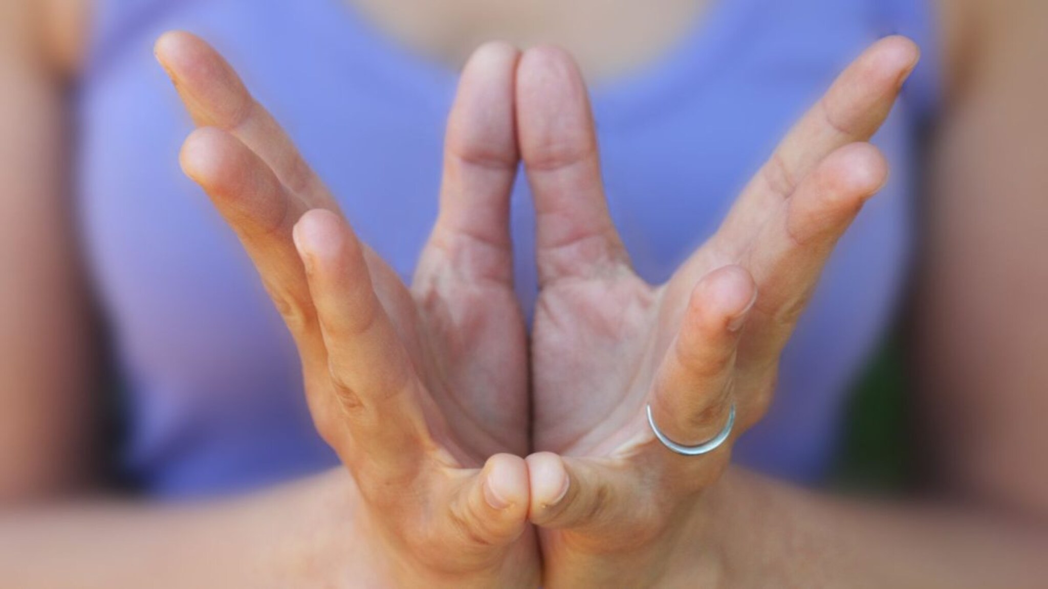 Kamal Mudra : कमळ मुद्रेनं होते अस्वस्थता कमी, पाहूया कमळ मुद्रा कशी करायची आणि या आसनाचे आणखी फायदे