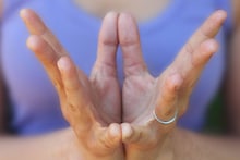 Kamal Mudra : कमळ मुद्रेनं होते अस्वस्थता कमी, पाहूया कमळ मुद्रा कशी करायची आणि या आसनाचे आणखी फायदे