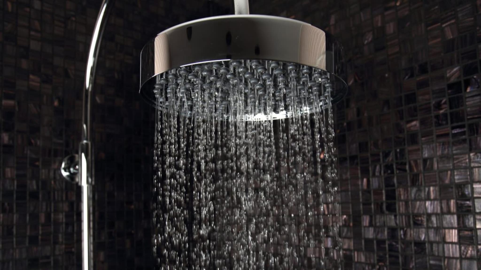 Dark Shower : डार्क शॉवरचा ट्रेंड नेमका आहे तरी काय ? झीरो कॉस्ट थेरपी म्हणजे काय ? डार्क शॉवरमुळे शरीरावर काय परिणाम होतात ?