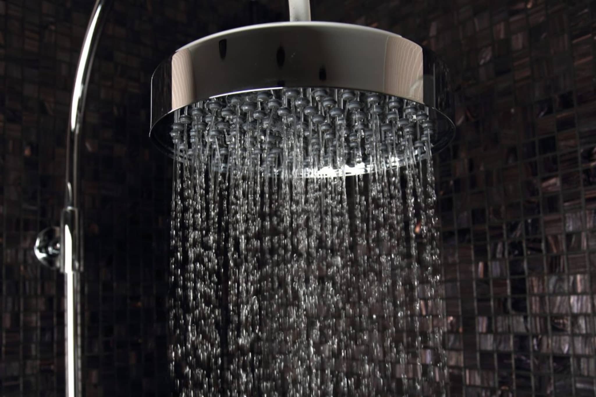 Dark Shower : डार्क शॉवरचा ट्रेंड का चर्चेत ? डार्क शॉवरमुळे काय होतं ?