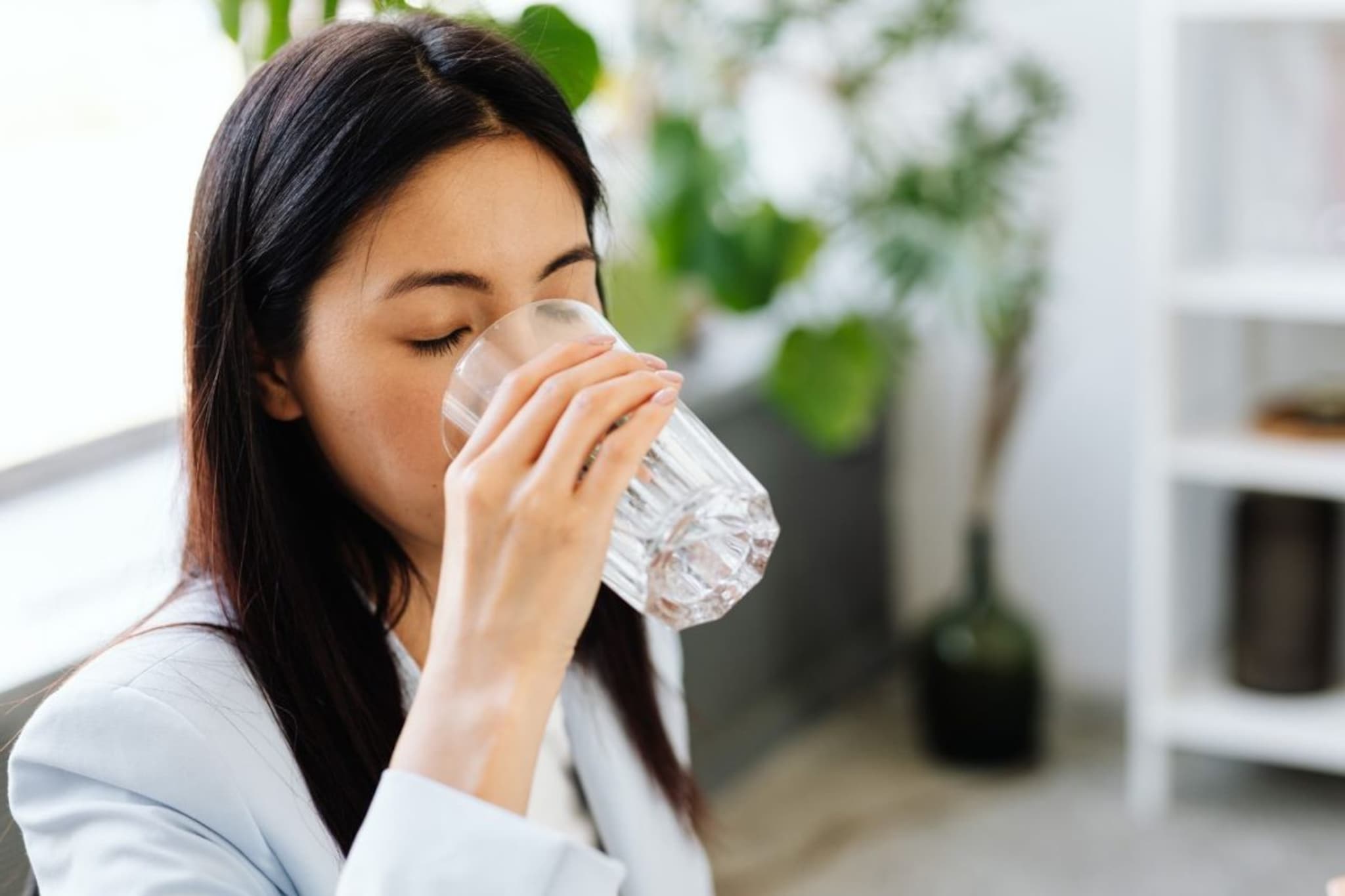 Diet tips : जेवताना पाणी का पिऊ नये ? समजून घेऊया शरीरातलं रसायनशास्त्र Diet tips : जेवताना पाणी का पिऊ नये ? समजून घेऊया शरीरातलं रसायनशास्त्र