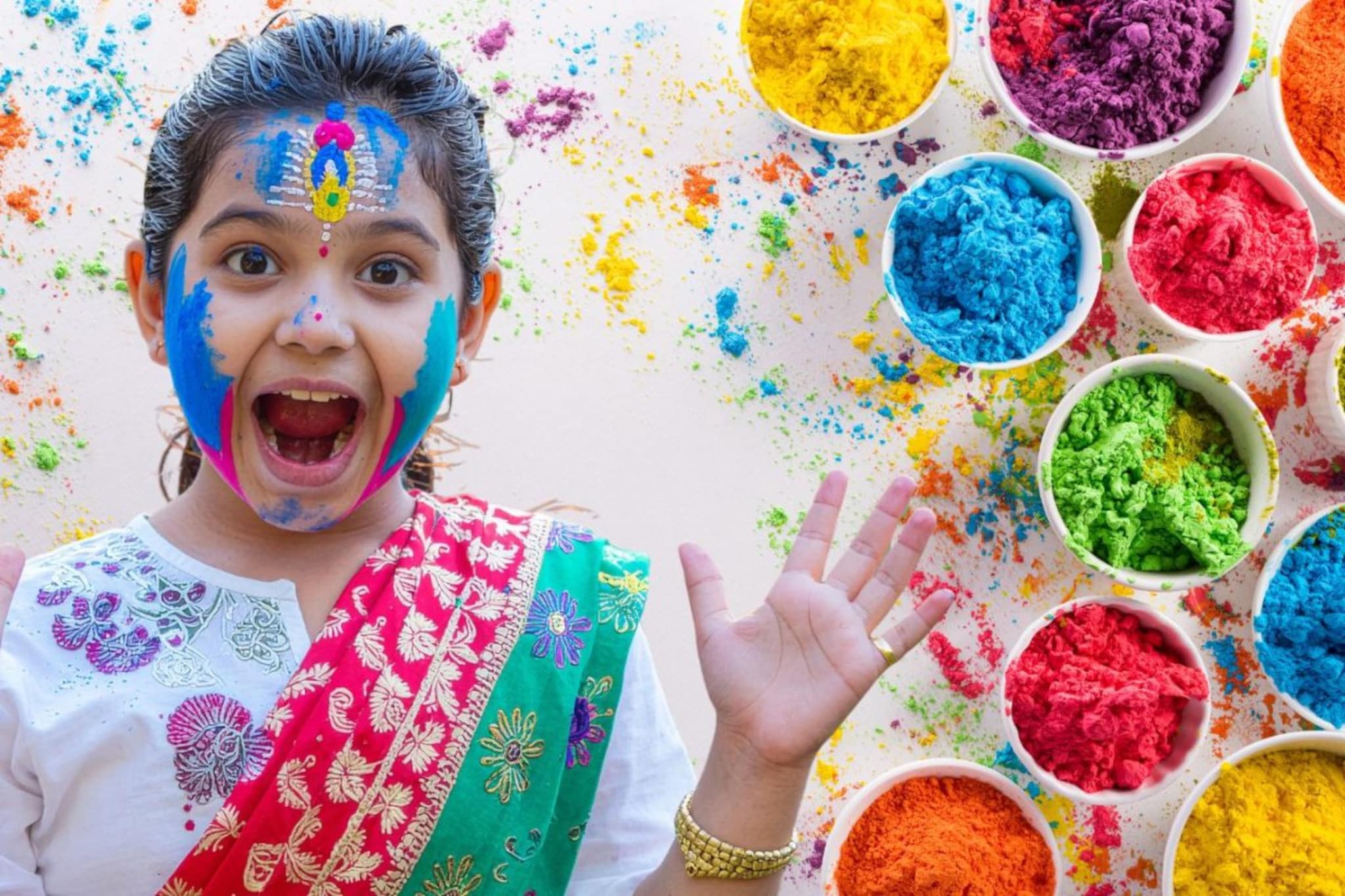 रंगपंचमीसाठी घरीच बनवा हर्बल रंग, 'या' फुलांपासून सहज बनतील! मुलांचीही घ्या मदत