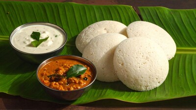 जे लोक पहिल्यांदाच इडली बनावट आहेत किंवा कधीकधी घाईघाईमध्येही असेल होऊ शकते की, त्यांची इडली कडक होते. असे का होते? आणि असे होऊ नये यासाठी काही सोप्या आणि प्रभावी टिप्स आज आम्ही तुम्हाला देत आहोत. चला पाहूया.