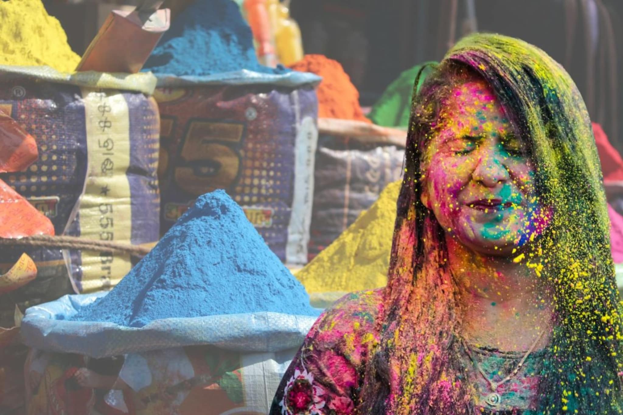 होळीचे रंग खरेदी करायचेत? 'या' गोष्टी तपासा, नाहीतर घेऊन याल केमिकलने भरलेला कलर