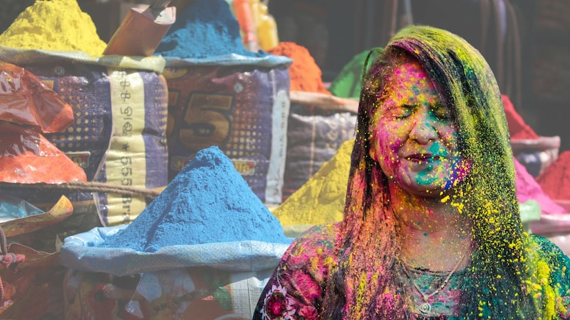 हल्ली बहुतांश लोक हर्बल किंवा नैसर्गिक रंग खरेदी करतात, जेणेकरून त्या रंगांमुळे कोणालाही इजा होऊ नये. पण जशी बाजारात इतर पदार्थांमध्ये भेसळ होते तसेच रंगही केमिकलयुक्त असू शकतात. म्हणूनच चांगले रंग कसे ओळखायचे यासाठी आज आम्ही तुम्हाला काही सोप्या टिप्स सांगत आहोत. हल्ली बहुतांश लोक हर्बल किंवा नैसर्गिक रंग खरेदी करतात, जेणेकरून त्या रंगांमुळे कोणालाही इजा होऊ नये. पण जशी बाजारात इतर पदार्थांमध्ये भेसळ होते तसेच रंगही केमिकलयुक्त असू शकतात. म्हणूनच चांगले रंग कसे ओळखायचे यासाठी आज आम्ही तुम्हाला काही सोप्या टिप्स सांगत आहोत.