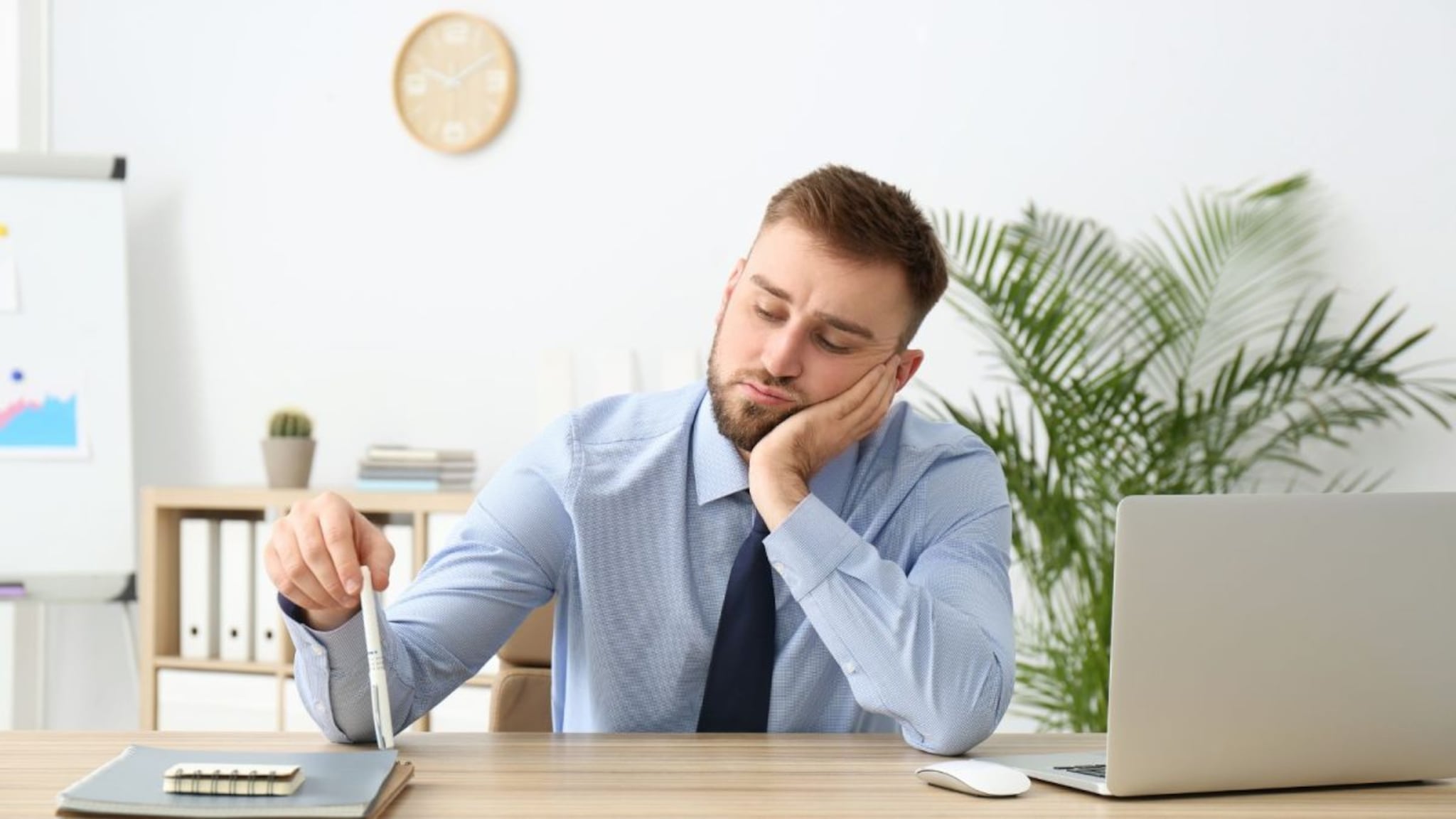 Tiredness : पूर्ण झोप झाल्यानंतरही दमल्यासारखं वाटतं ? असं का होतं ? जाणून घ्या कारणं, लक्षणं आणि उपचार
