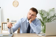 Tiredness : पूर्ण झोप झाल्यानंतरही दमल्यासारखं वाटतं ? असं का होतं ? जाणून घ्या कारणं, लक्षणं आणि उपचार
