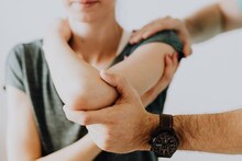 Joints Pain : तिशीच्या आधी गुडघे दुखतायत ? कारणं, सांधेदुखीच्या प्रतिबंधात्मक उपायांविषयी जाणून घ्या