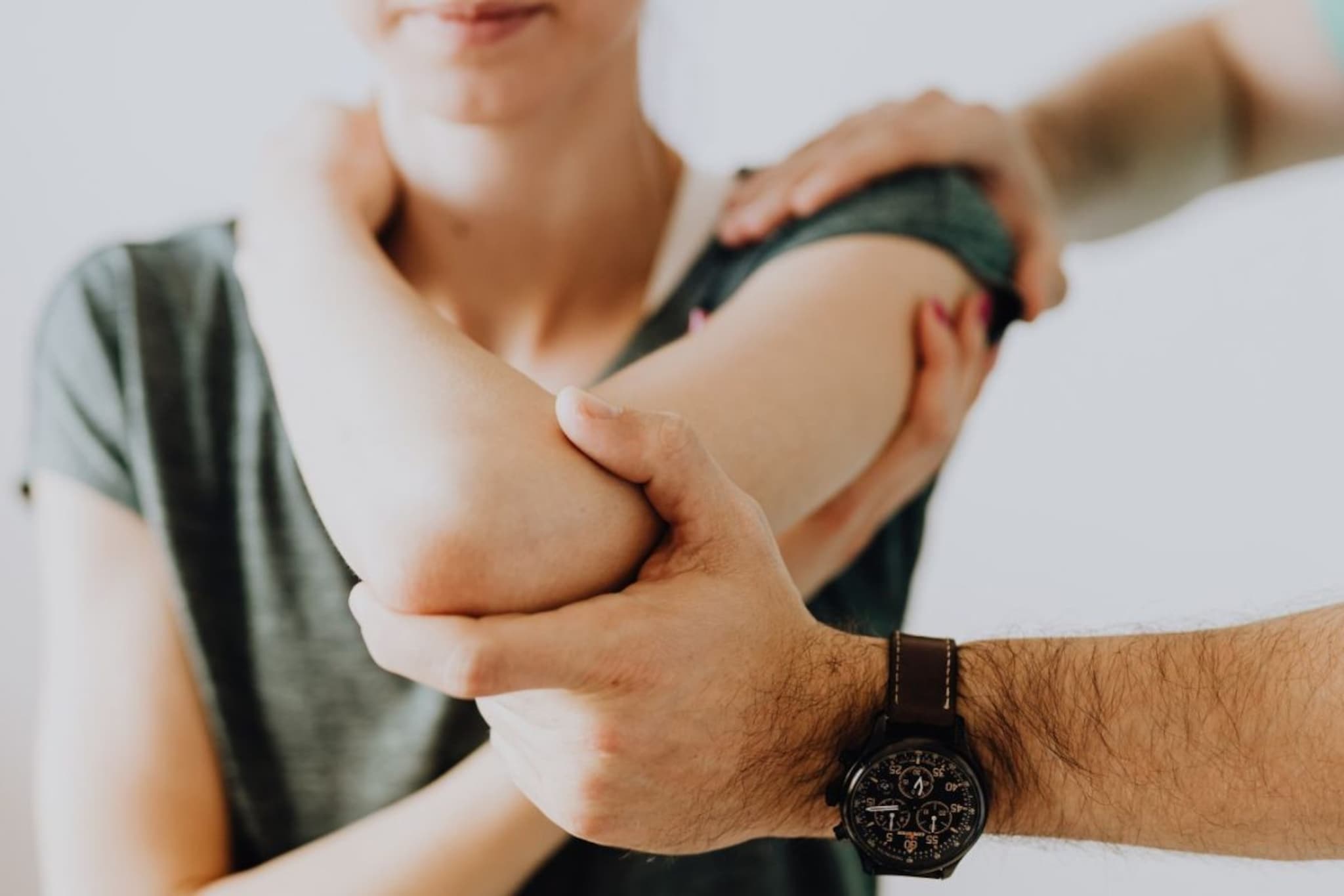 Joints Pain : तारुण्यातही जाणवू शकते सांधेदुखी, या लक्षणांकडे दुर्लक्ष करु नका