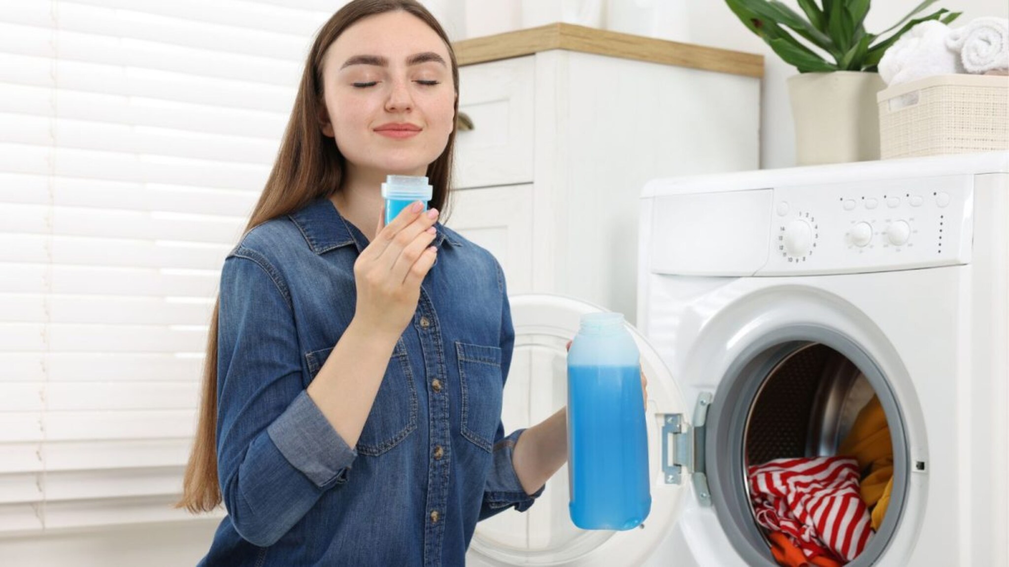 Cleaning Tips : वॉशिंग मशीनमध्ये किती डिटर्जंट टाकता? 'या'पेक्षा जास्त टाकाल, तर मशिन आणि कपडेही होतील खराब!