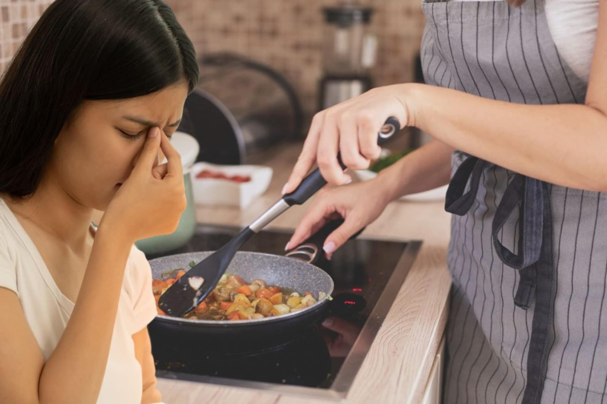 स्वयंपाक करताना डोळ्यात तिखट गेल्यास करा 'हे' उपाय, तात्काळ कमी होईल जळजळ!