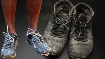 छत्री स्टँड : तुमच्या लांब शूज तुम्ही अनेक प्रकारे वापरू शकता. त्यातीलच एक वापर म्हणजे शूजचा वापर छत्रीचे स्टॅन्ड म्हणून करणे. छत्री ठेवल्यानंतर शूज हळू नये किंवा पडू म्हणून त्यामध्ये काही दगड वजनासाठी ठेवा. तुम्ही हे शूज थोडे रंग लावून किंवा सजवूनही ठेऊ शकता. जेणेकरून ते आणखी आकर्षक दिसतील. 