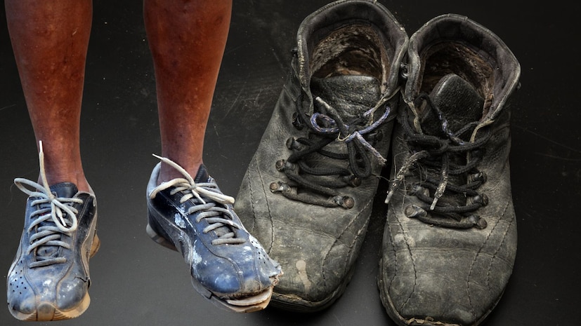 छत्री स्टँड : तुमच्या लांब शूज तुम्ही अनेक प्रकारे वापरू शकता. त्यातीलच एक वापर म्हणजे शूजचा वापर छत्रीचे स्टॅन्ड म्हणून करणे. छत्री ठेवल्यानंतर शूज हळू नये किंवा पडू म्हणून त्यामध्ये काही दगड वजनासाठी ठेवा. तुम्ही हे शूज थोडे रंग लावून किंवा सजवूनही ठेऊ शकता. जेणेकरून ते आणखी आकर्षक दिसतील. छत्री स्टँड : तुमच्या लांब शूज तुम्ही अनेक प्रकारे वापरू शकता. त्यातीलच एक वापर म्हणजे शूजचा वापर छत्रीचे स्टॅन्ड म्हणून करणे. छत्री ठेवल्यानंतर शूज हळू नये किंवा पडू म्हणून त्यामध्ये काही दगड वजनासाठी ठेवा. तुम्ही हे शूज थोडे रंग लावून किंवा सजवूनही ठेऊ शकता. जेणेकरून ते आणखी आकर्षक दिसतील.