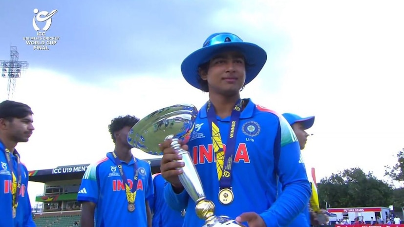 टीम इंडियाच्या वैभव सूर्यवंशीने अंडर 19 वर्ल्ड कप जिंकल्यानंतर लगचेच दहावीच्या सीबीएससी बोर्डाची परीक्षेच्या तयारीला लागला होता.अशा प्रकारच्या बातम्या प्रसिद्ध माध्यमांमध्ये झळकल्या होत्या. टीम इंडियाच्या वैभव सूर्यवंशीने अंडर 19 वर्ल्ड कप जिंकल्यानंतर लगचेच दहावीच्या सीबीएससी बोर्डाची परीक्षेच्या तयारीला लागला होता.अशा प्रकारच्या बातम्या प्रसिद्ध माध्यमांमध्ये झळकल्या होत्या.