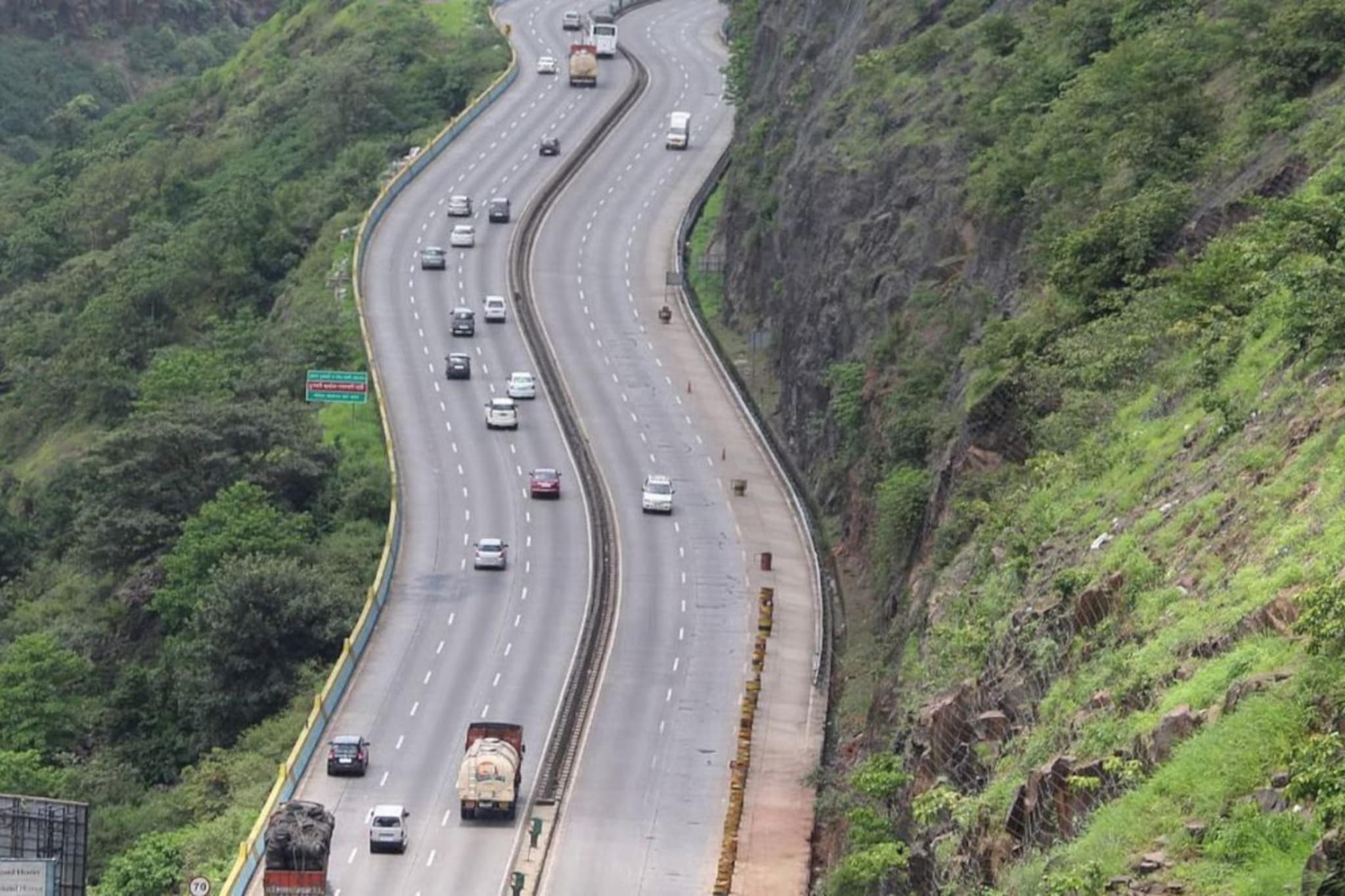 आधी पायी चालणार्याला उडवलं, मग लोखंडी बॅरिकेड्सला धडक; भीषण अपघातात तिघांचा जाग आधी पायी चालणार्याला उडवलं, मग लोखंडी बॅरिकेड्सला धडक; भीषण अपघातात तिघांचा जाग