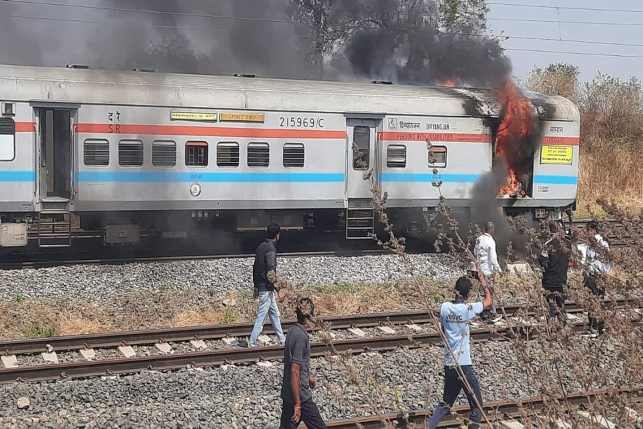 द बर्निंग ट्रेनचा थरार! वर्धा GT एक्स्प्रेसच्या डब्याला भीषण आग, पाहा VIDEO