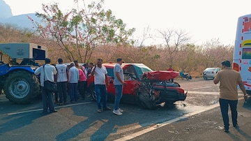 नाशिक-कळवण मार्गावर दोन कारची समोरासमोर धडक, ७ जण गंभीर जखमी