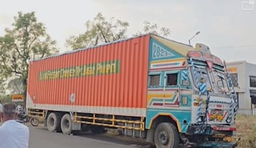 होत्याचं नव्हतं झालं! खंडाळा फाट्याला Swift अन् ट्रकची भीषण धडक होत्याचं नव्हतं झालं! खंडाळा फाट्याला Swift अन् ट्रकची भीषण धडक