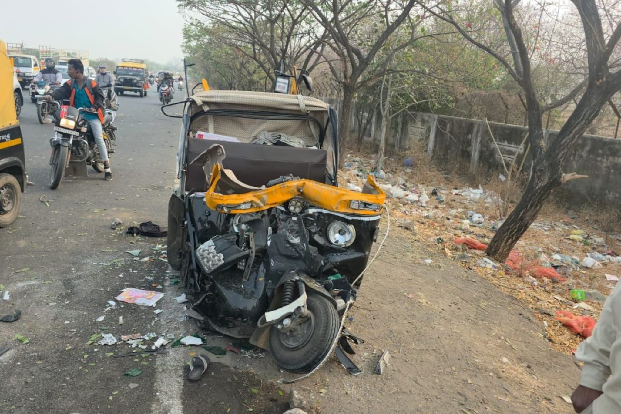 छत्रपती संभाजीनगरमध्ये भीषण अपघात, पत्रा कापून रिक्षातून काढावे लागले 2 मृतदेह छत्रपती संभाजीनगरमध्ये भीषण अपघात, पत्रा कापून रिक्षातून काढावे लागले 2 मृतदेह