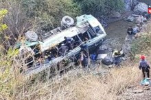 33 प्रवाशांनी भरलेली बस खोल दरीत कोसळली, 3 जणांचा मृत्यू, 30 जखमी, घटनास्थळावरचा VIDEO