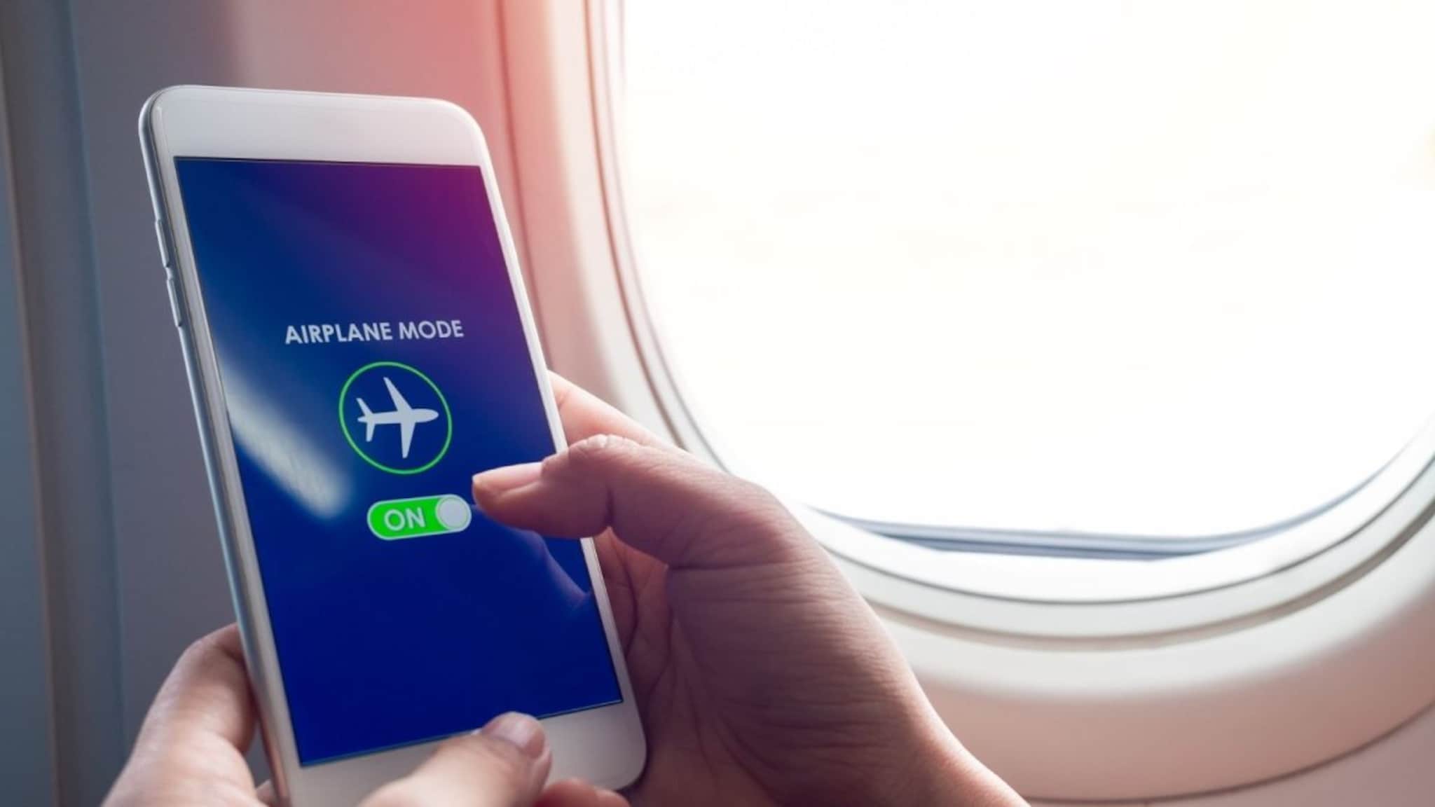 Airplane Mode ऑन केल्यावर फोनमध्ये नेमकं काय होतं? Switch off पेक्षा हे फीचर कसं वेगळं? यामागे आहे रंजक 'सायन्स'