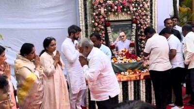 बारामती में भावुक क्षण: अजित पवार के निवास पर दिव्यांग व्यक्ति को देख सब हुए भावुक