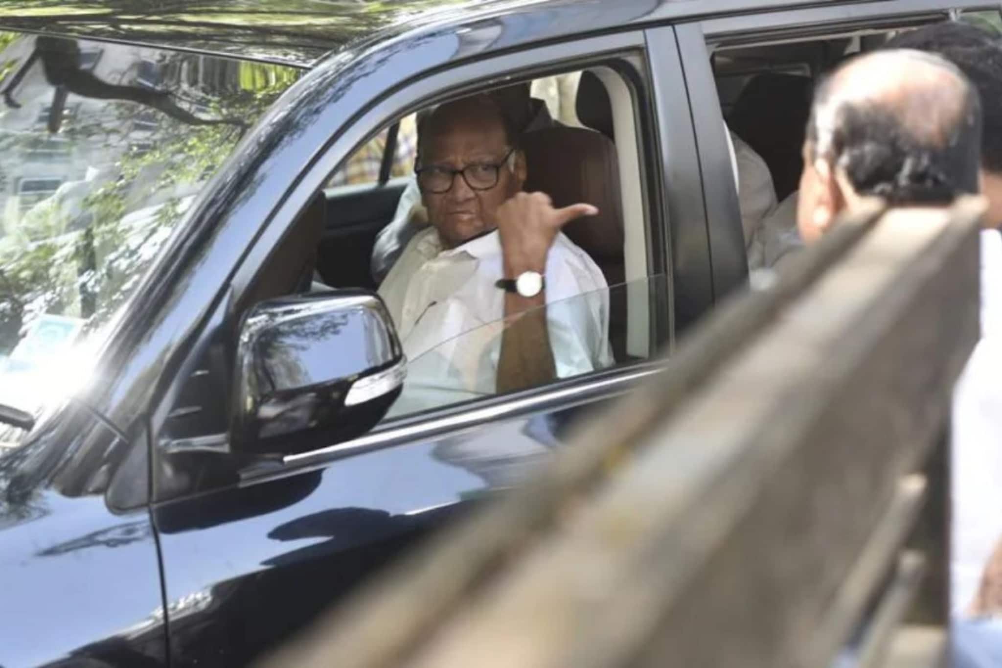 घडामोडींना वेग! शरद पवारांचा दिल्ली दौरा अचानक रद्द, पुण्याकडे रवाना होणार घडामोडींना वेग! शरद पवारांचा दिल्ली दौरा अचानक रद्द, पुण्याकडे रवाना होणार