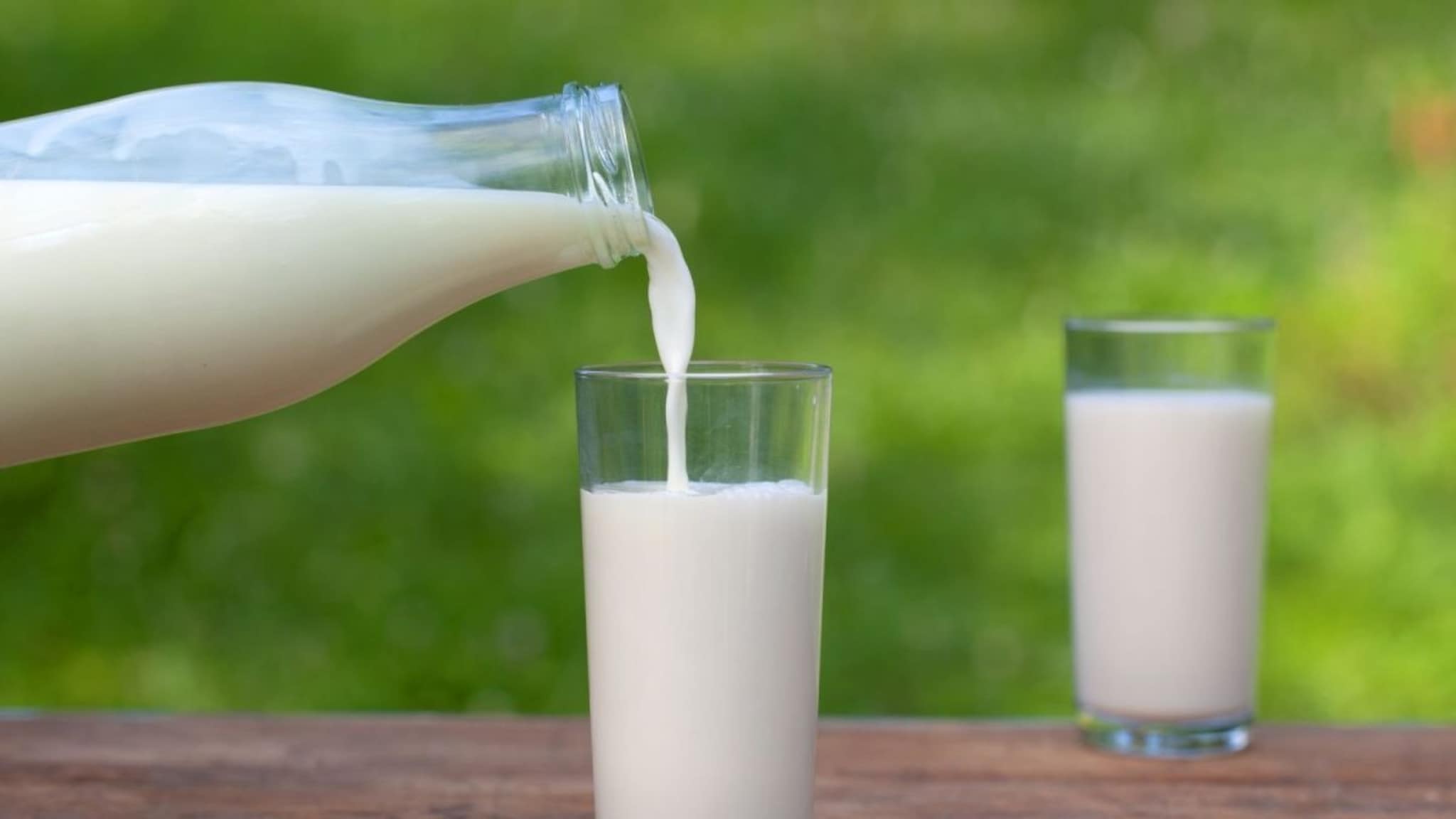 Milk : तुम्ही पित असलेलं दूध सुरक्षित आहे का? अमूलसह इतर पॅकेट दुधाबाबत का वाढली चर्चा! नेमकं प्रकरण जाणून घ्या