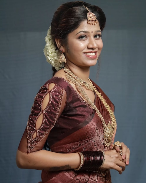 तमिळ आणि मल्याळम चित्रपटसृष्टीला हादरा देणारी एक मोठी बातमी समोर आली आहे. आपल्या सौंदर्याने आणि अभिनयाने चाहत्यांना भुरळ घालणारी ३१ वर्षीय अभिनेत्री अंजू कृष्णा हिला चेन्नई पोलिसांनी ड्रग्ज प्रकरणी अटक केली आहे. तमिळ आणि मल्याळम चित्रपटसृष्टीला हादरा देणारी एक मोठी बातमी समोर आली आहे. आपल्या सौंदर्याने आणि अभिनयाने चाहत्यांना भुरळ घालणारी ३१ वर्षीय अभिनेत्री अंजू कृष्णा हिला चेन्नई पोलिसांनी ड्रग्ज प्रकरणी अटक केली आहे.