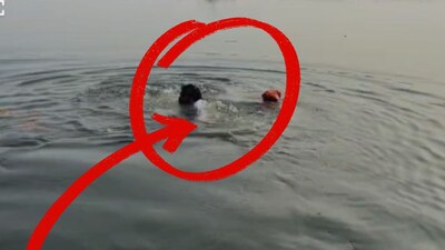 पूर्व विधायक ढसाढसा रोए, अजित पवार की अस्थि विसर्जन के दौरान नदी में कूदे.