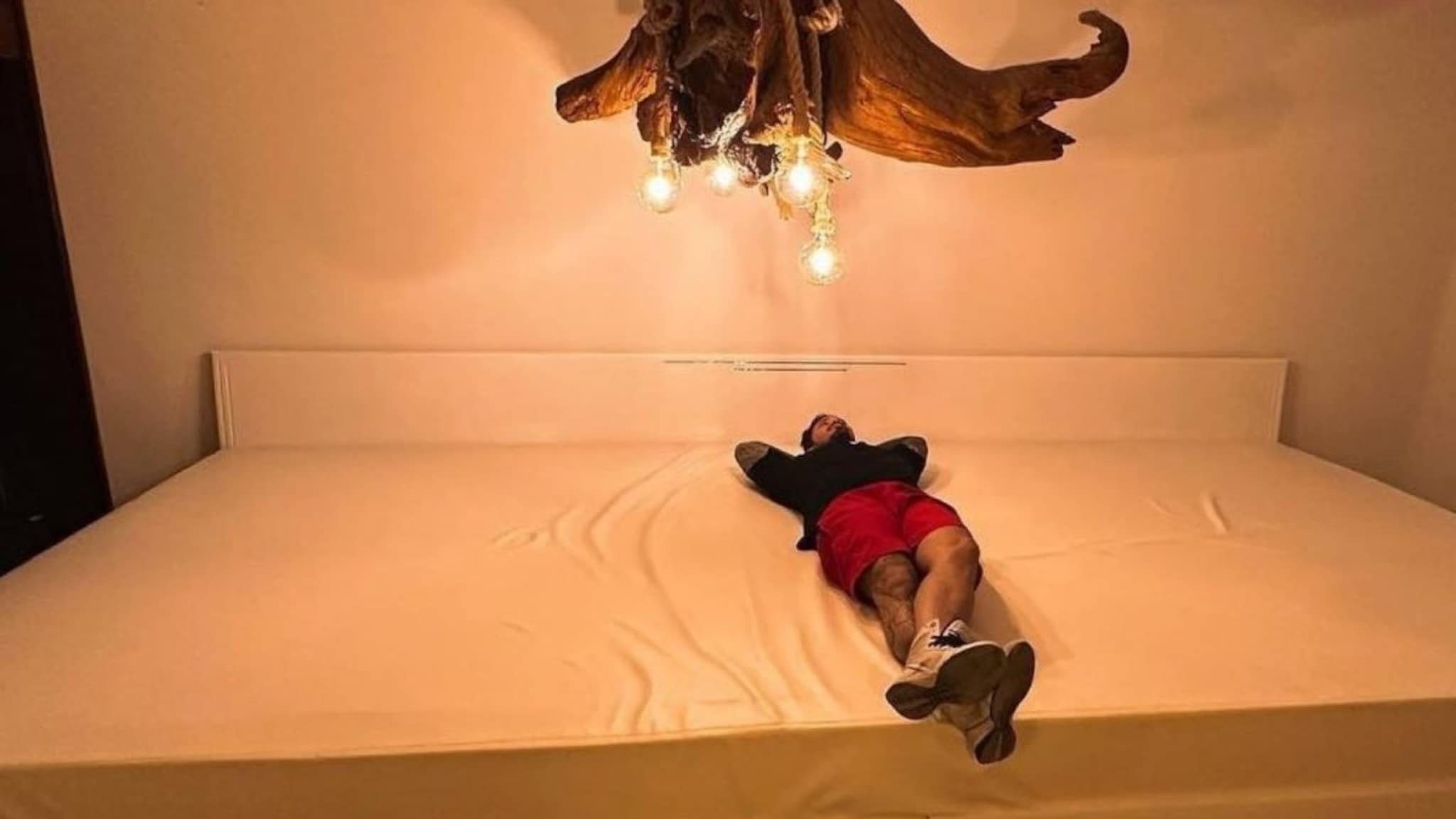 6 पत्नीसोबत एकत्र झोपता यावं म्हणून नवऱ्यानं लावली शक्कल; लाखो रुपये खर्च करुन बनवला 'विचित्र' बेड