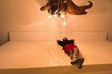 6 पत्नीसोबत एकत्र झोपता यावं म्हणून नवऱ्यानं लावली शक्कल; लाखो रुपये खर्च करुन बनवला 'विचित्र' बेड