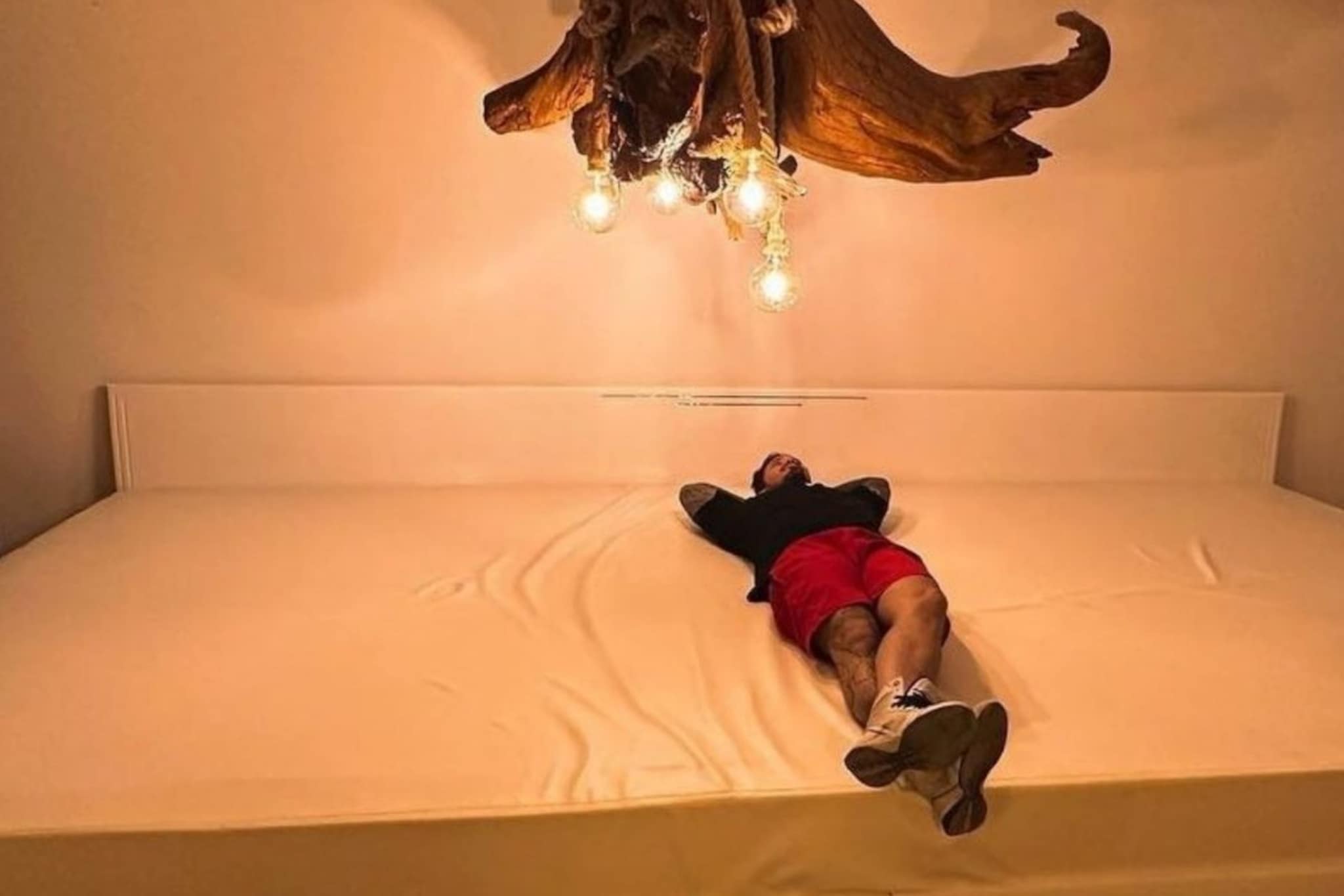 6 पत्नीसोबत एकत्र झोपता यावं म्हणून नवऱ्यानं लावली शक्कल; बनवला 'विचित्र' बेड 6 पत्नीसोबत एकत्र झोपता यावं म्हणून नवऱ्यानं लावली शक्कल; बनवला 'विचित्र' बेड