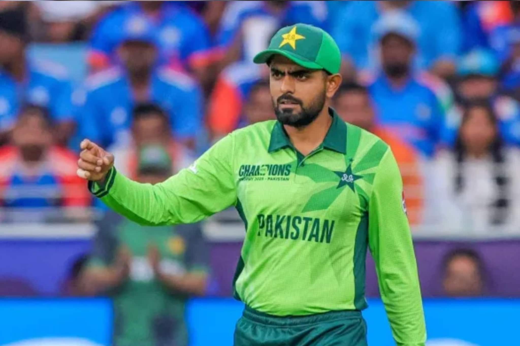 वर्ल्डकपमध्ये बेंचवर बसवलं,आता वनडेतून हकालपट्टी, बाबर आझमच करिअर संपलं वर्ल्डकपमध्ये बेंचवर बसवलं,आता वनडेतून हकालपट्टी, बाबर आझमच करिअर संपलं