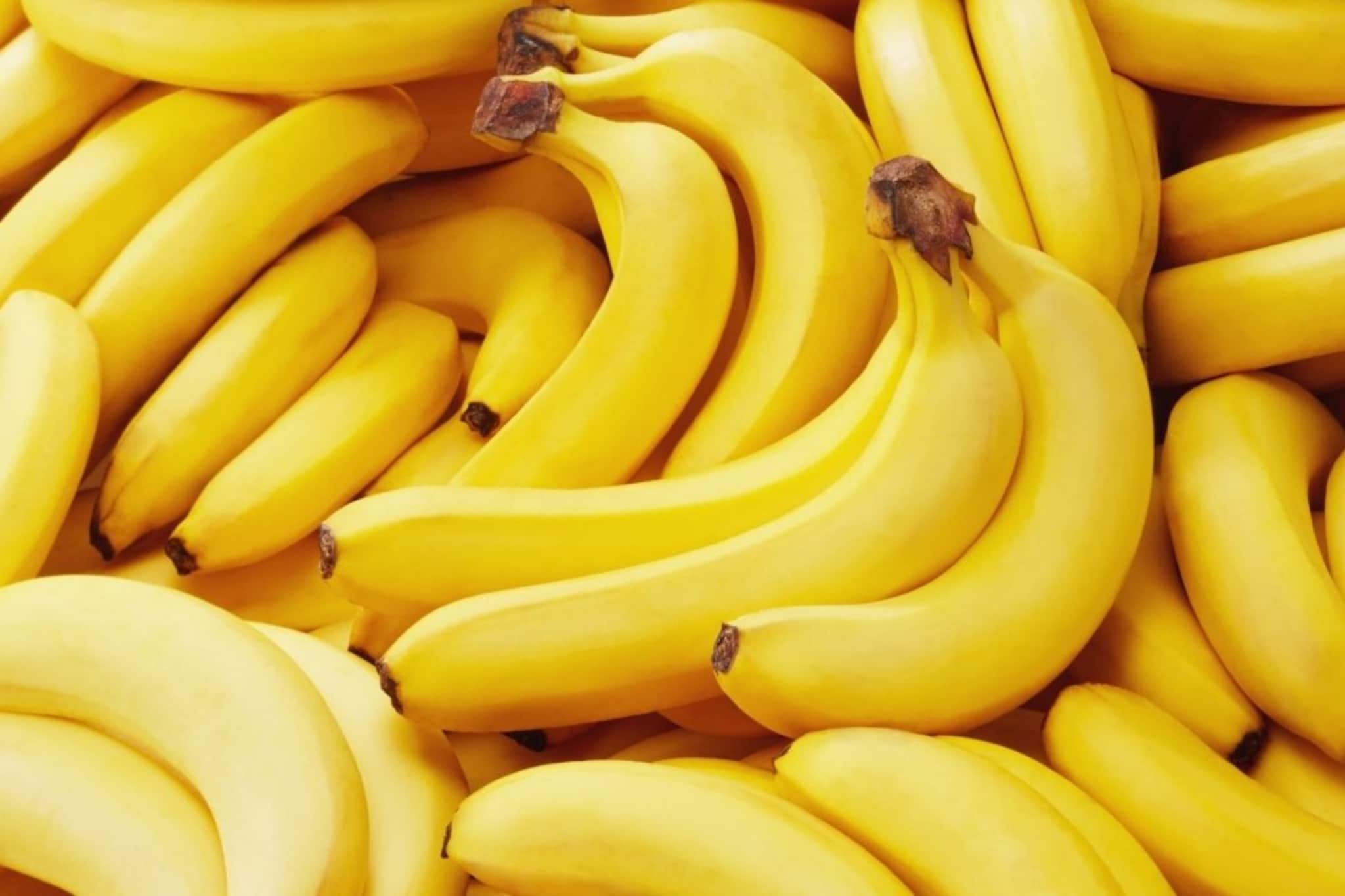 केळं खाण्याची योग्य पद्धत माहीत आहे का? चुकीच्या वेळी खाल्ल्यास होऊ शकतं नुकसान