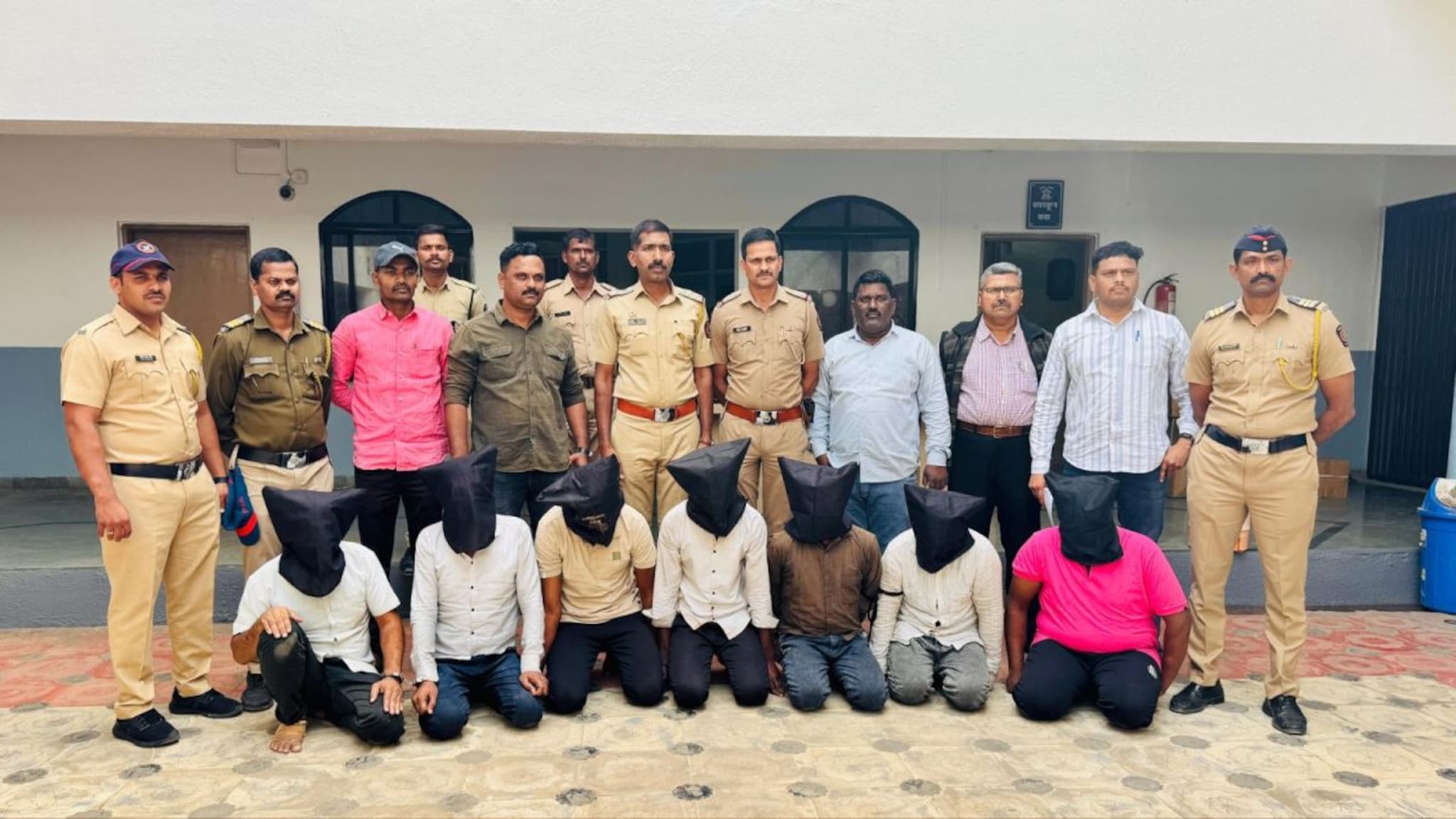 अंत्ययात्रेत भामटे घुसले, २० लाखांचे दागिने चोरले, ७ जणांना पोलिसांचा इंगा अंत्ययात्रेत भामटे घुसले, २० लाखांचे दागिने चोरले, ७ जणांना पोलिसांचा इंगा