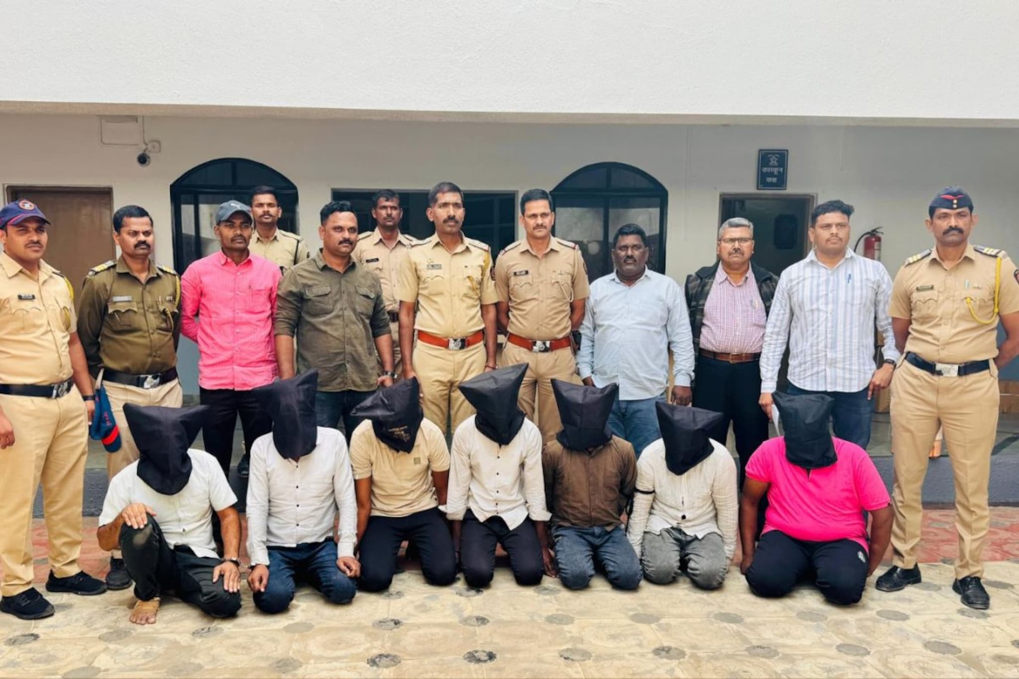 अंत्ययात्रेत भामटे घुसले, २० लाखांचे दागिने चोरले, ७ जणांना पोलिसांचा इंगा