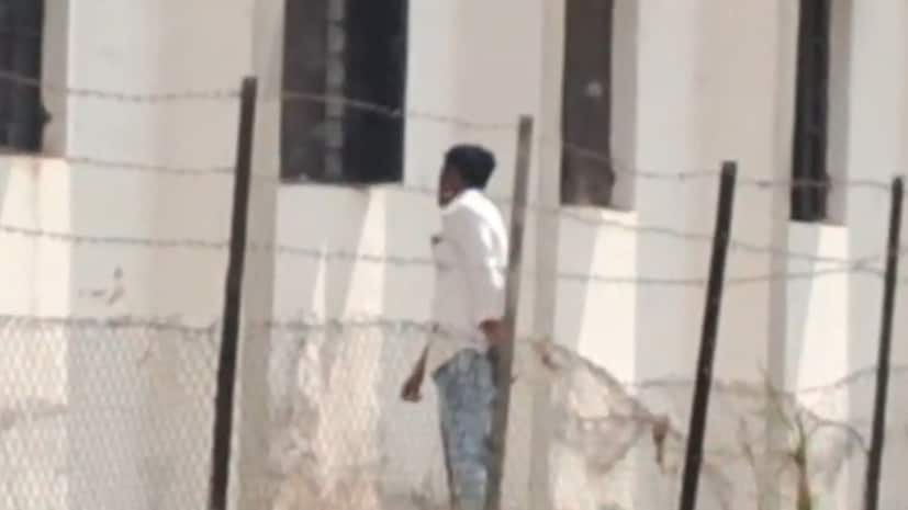 सुरेश जाधव, प्रतिनिधी, बीड : बीडमध्ये पुन्हा एकदा बारावीच्या परीक्षेत कॉफीचा प्रकार समोर आला आहे. सुरेश जाधव, प्रतिनिधी, बीड : बीडमध्ये पुन्हा एकदा बारावीच्या परीक्षेत कॉफीचा प्रकार समोर आला आहे.