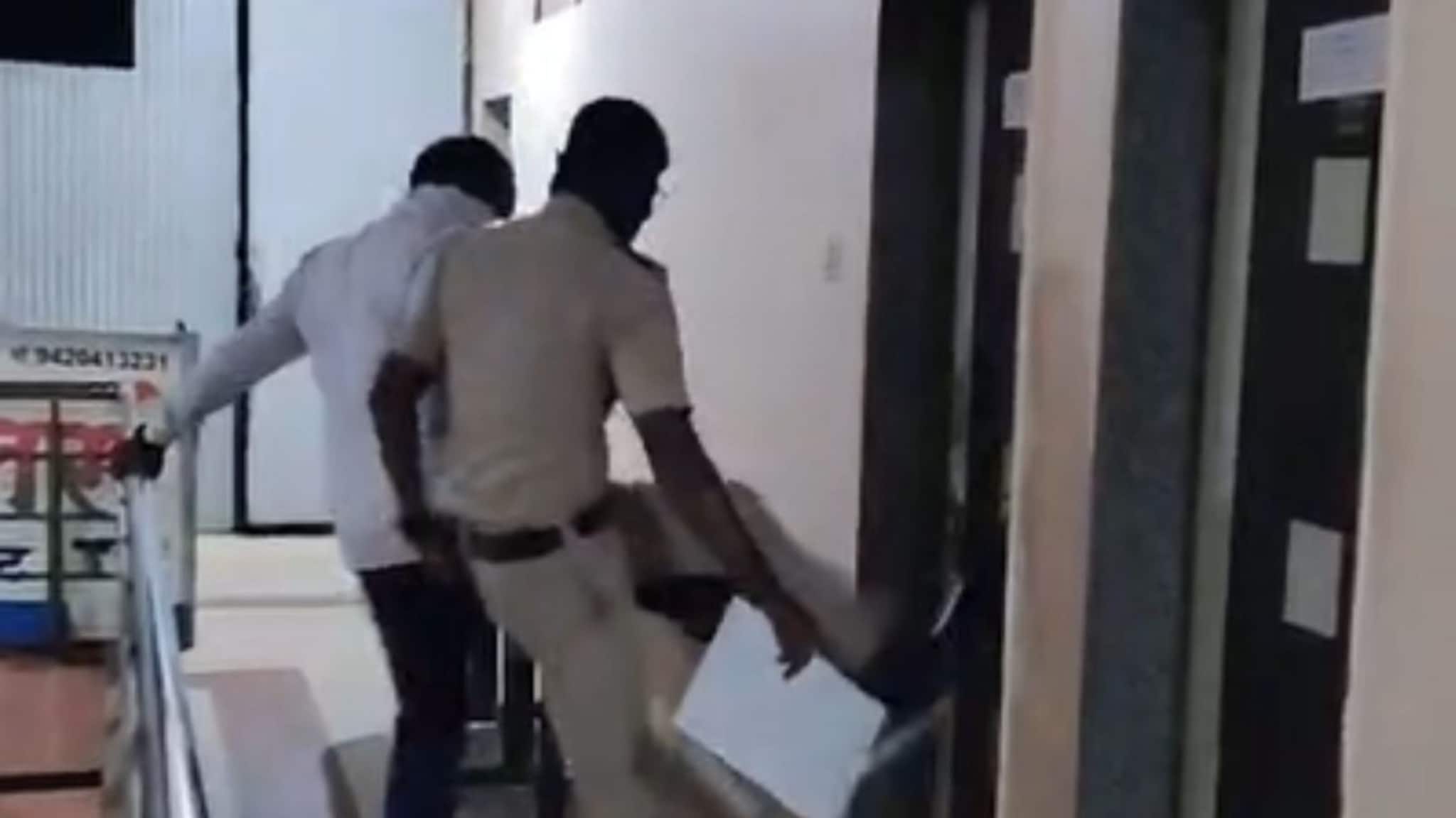 दरवाजा उघडेना, दुर्गंधी यायला लागली, पोलिसांनी दार तोडलं, बीडच्या लॉजमध्ये तरुणाचा संशयास्पद अंत