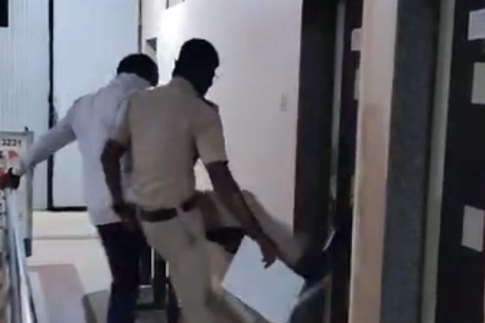 दरवाजा उघडेना, दुर्गंधी यायला लागली, पोलिसांनी दार तोडलं, लॉजमध्ये तरुणाचा अंत दरवाजा उघडेना, दुर्गंधी यायला लागली, पोलिसांनी दार तोडलं, लॉजमध्ये तरुणाचा अंत