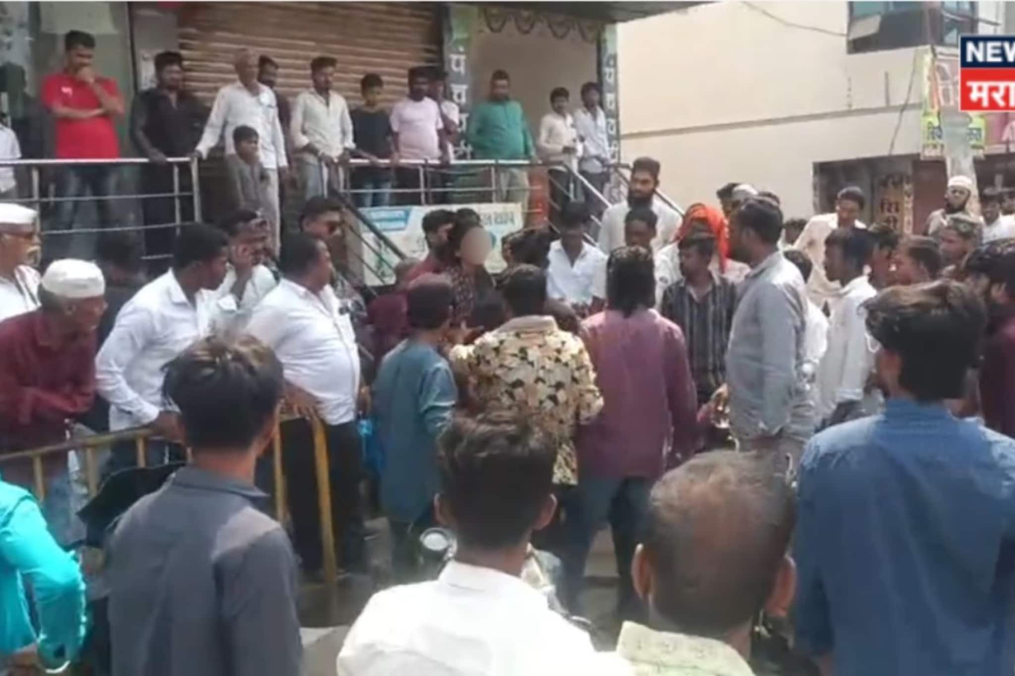 बीडमध्ये 2 सख्ख्या बहिणींच्या अपहरणाचा प्रयत्न; कारमध्ये कोंबलं, 200 मिटर जाताच बीडमध्ये 2 सख्ख्या बहिणींच्या अपहरणाचा प्रयत्न; कारमध्ये कोंबलं, 200 मिटर जाताच