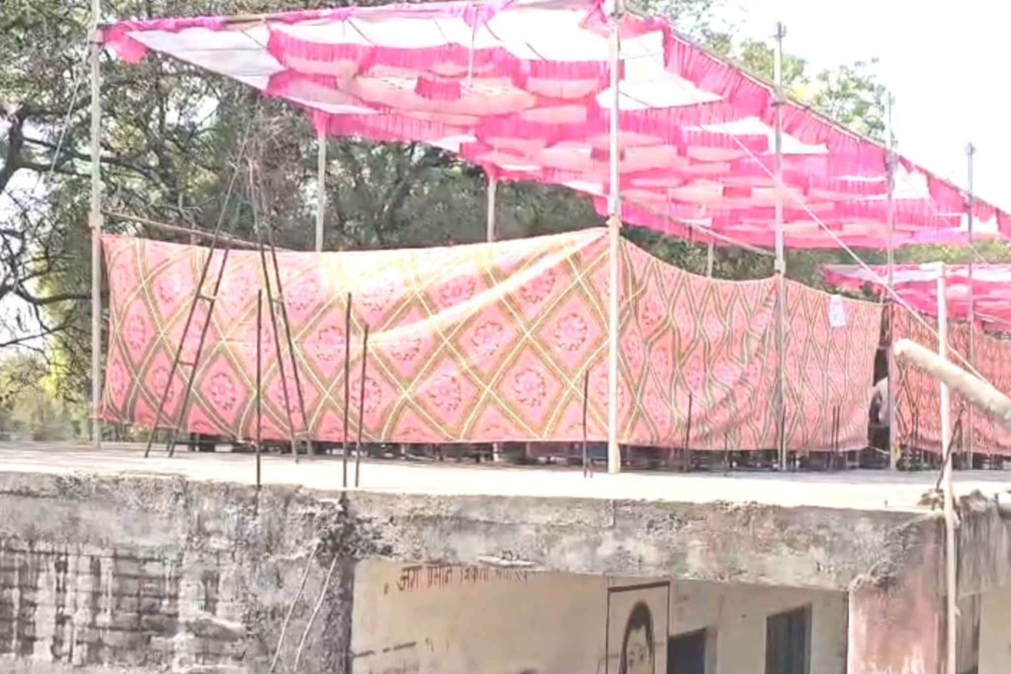 हे बीडमध्येच होऊ शकतं! दहावीच्या परिक्षेसाठी शाळेच्या छतावर टाकलं मंडप