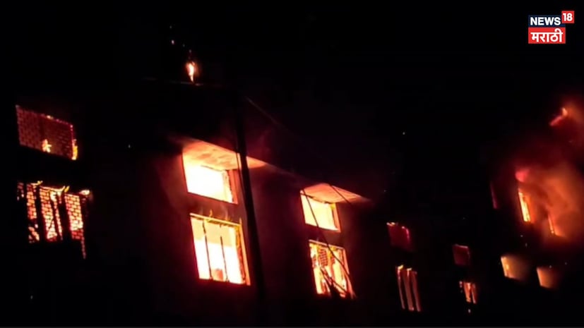 भिवंडीमध्ये अनेक मोठे कारखाने आहेत, गोडाऊन आहेत, वारंवार भिवंडीमध्ये आगीच्या घटना घडत असतात. भिवंडीतील अत्यंत गजबजलेल्या खोखा कंपाउंड परिसरातील 'निलेश डायिंग' या कंपनीला भीषण आग लागल्याची धक्कादायक घटना घडली आहे. या आगीत कंपनीचे कोट्यवधी रुपयांचे नुकसान झाले असून संपूर्ण परिसरात धुराचे लोट पसरल्याने घबराटीचे वातावरण निर्माण झाले आहे. भिवंडीमध्ये अनेक मोठे कारखाने आहेत, गोडाऊन आहेत, वारंवार भिवंडीमध्ये आगीच्या घटना घडत असतात. भिवंडीतील अत्यंत गजबजलेल्या खोखा कंपाउंड परिसरातील 'निलेश डायिंग' या कंपनीला भीषण आग लागल्याची धक्कादायक घटना घडली आहे. या आगीत कंपनीचे कोट्यवधी रुपयांचे नुकसान झाले असून संपूर्ण परिसरात धुराचे लोट पसरल्याने घबराटीचे वातावरण निर्माण झाले आहे.