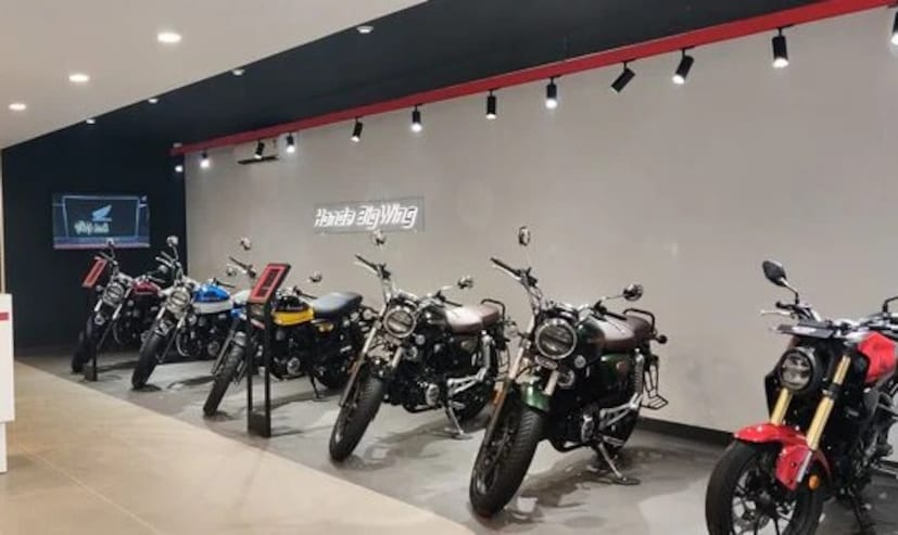 आपण जेव्हा नवीन बाईक घ्यायचा विचार करतो, तेव्हा डोळ्यासमोर अनेक स्टायलिश आणि पॉवरफुल गाड्या येतात. पण, बाईक घेताना सर्वात महत्त्वाचा प्रश्न असतो की कोणती गाडी घ्यावी किंवा किती CC ची बाईक घ्यावी ज्यामुळे पैसे वाचेल? खरंतर यासाठी स्वतःला हा विचारला पाहिजे की, आपण जेव्हा नवीन बाईक घ्यायचा विचार करतो, तेव्हा डोळ्यासमोर अनेक स्टायलिश आणि पॉवरफुल गाड्या येतात. पण, बाईक घेताना सर्वात महत्त्वाचा प्रश्न असतो की कोणती गाडी घ्यावी किंवा किती CC ची बाईक घ्यावी ज्यामुळे पैसे वाचेल? खरंतर यासाठी स्वतःला हा विचारला पाहिजे की,