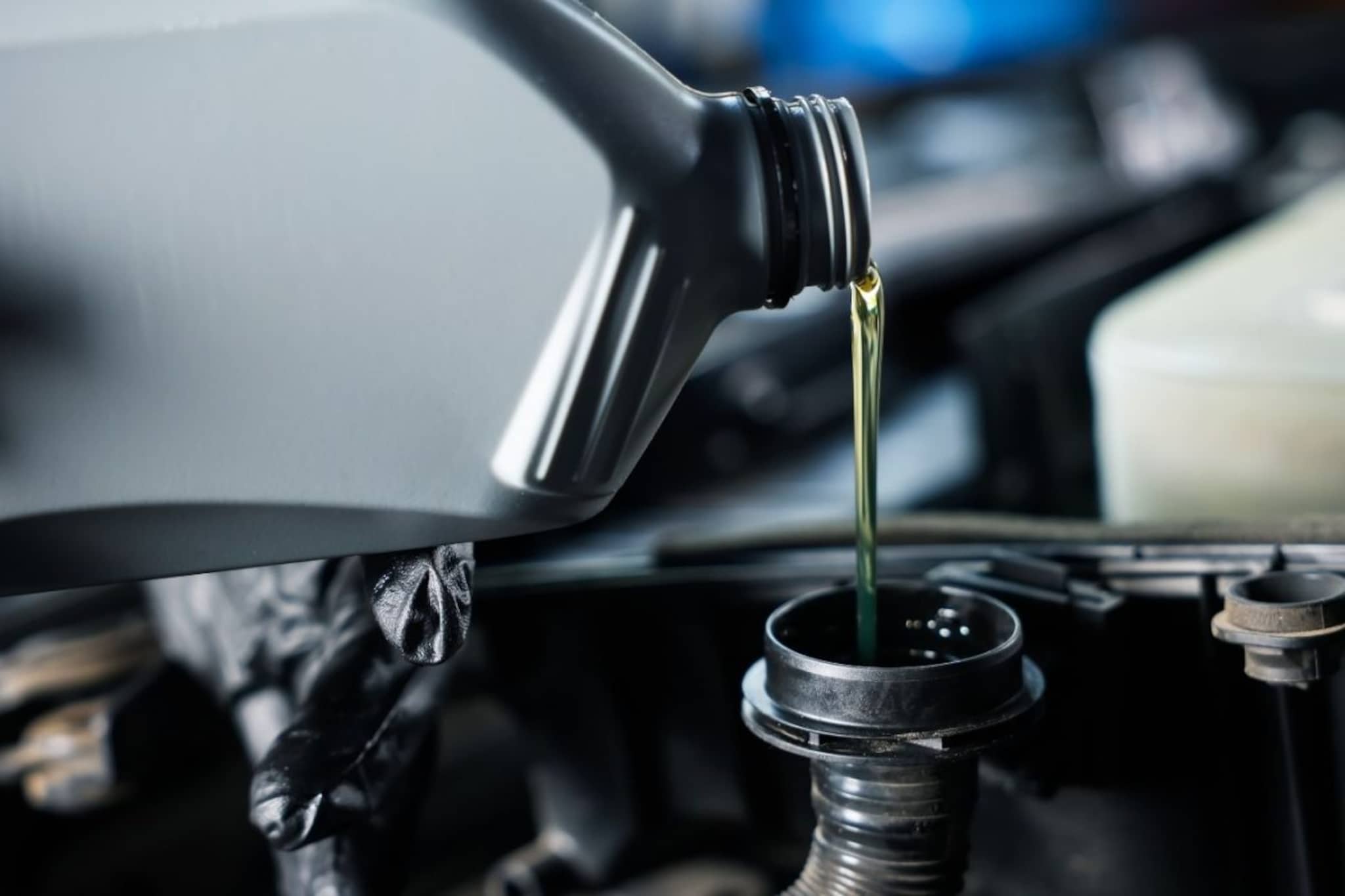 बाईकचं इंजिन जाम होण्यापूर्वी देते हे 5संकेत; ऑइल बदलण्याची योग्य वेळ कशी ओळखाल?