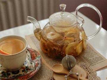 गरम चहा फुंकून प्यायल्याने खरंच थंड होतो का? की हा फक्त आपला भास आहे? गरम चहा फुंकून प्यायल्याने खरंच थंड होतो का? की हा फक्त आपला भास आहे?